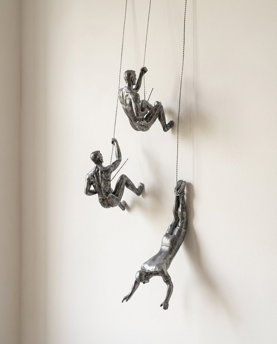 Klättrande figur väggkonst – 3-delad resinsskulptur set