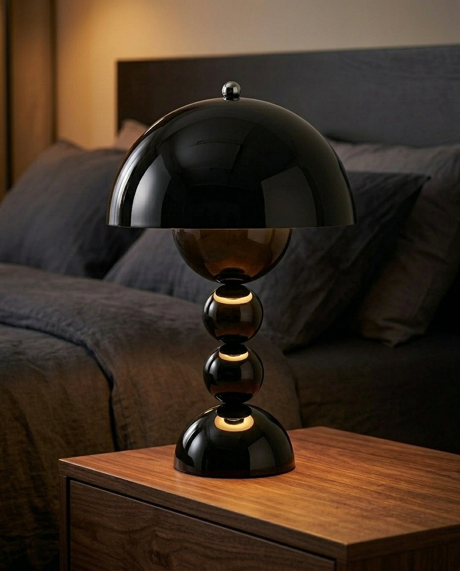 Skandinavisk bordslampa med gulddetaljer | Orb Glow