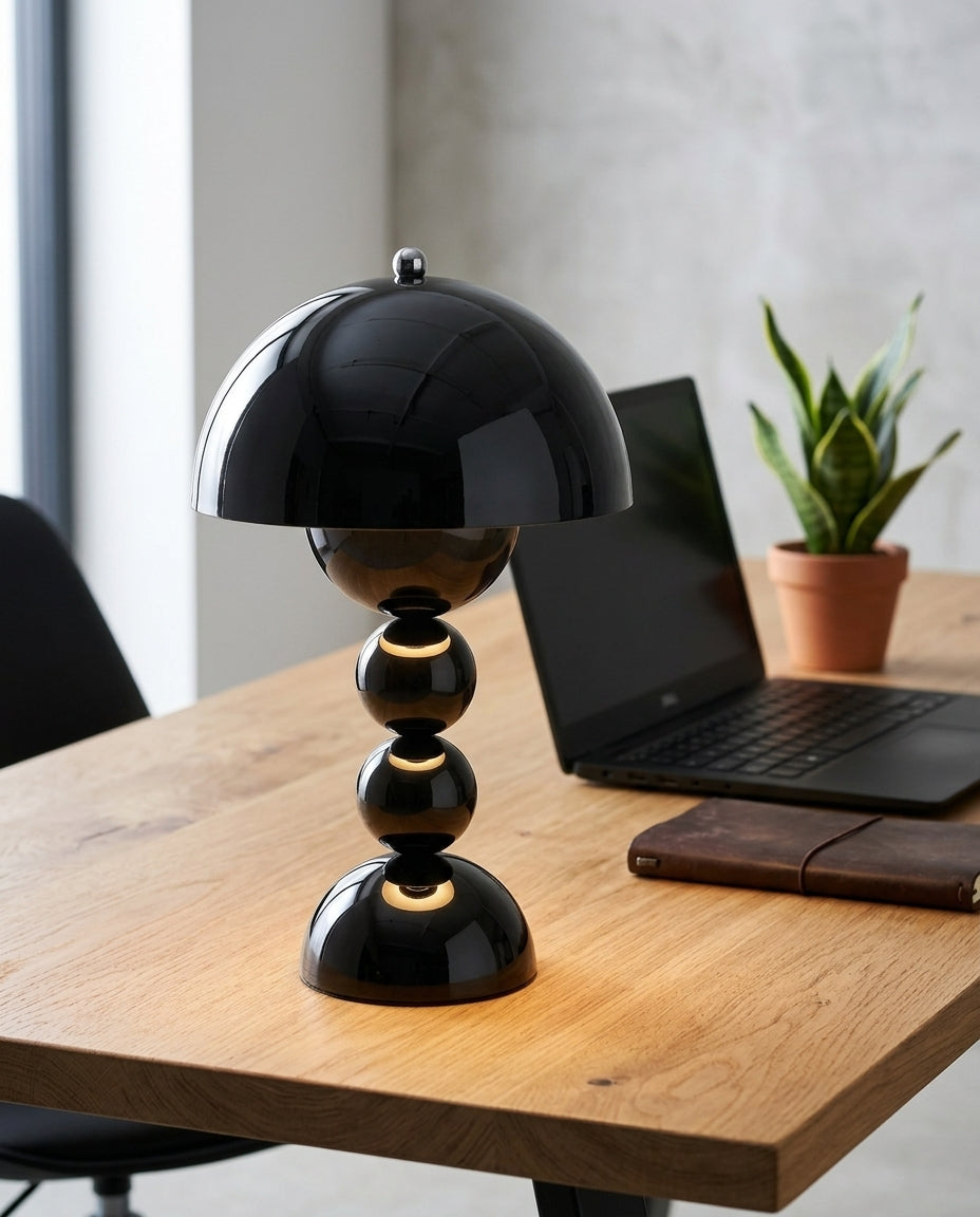 Skandinavisk bordslampa med gulddetaljer | Orb Glow