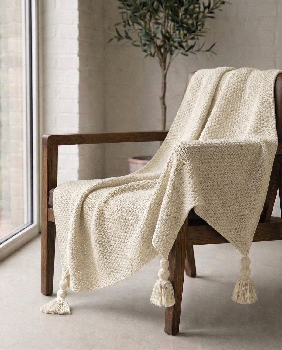Stickad ullpläd med tofsar | Nordic Warmth