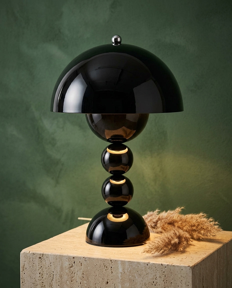 Skandinavisk bordslampa med gulddetaljer | Orb Glow
