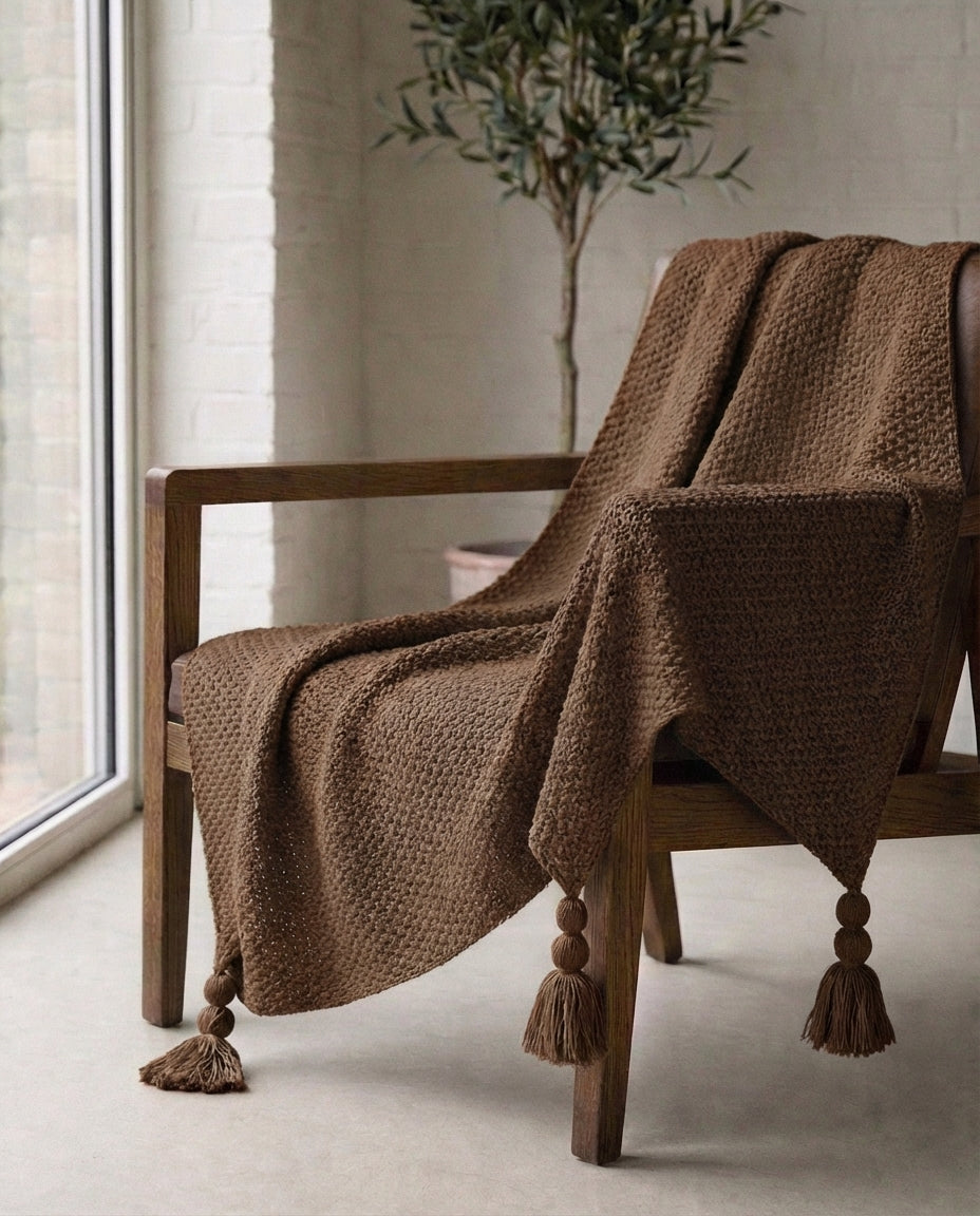 Stickad ullpläd med tofsar | Nordic Warmth