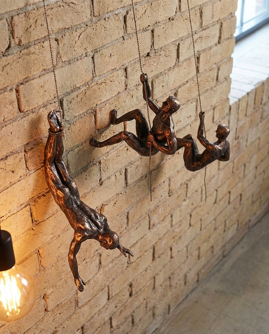 Klättrande figur väggkonst – 3-delad resinsskulptur set