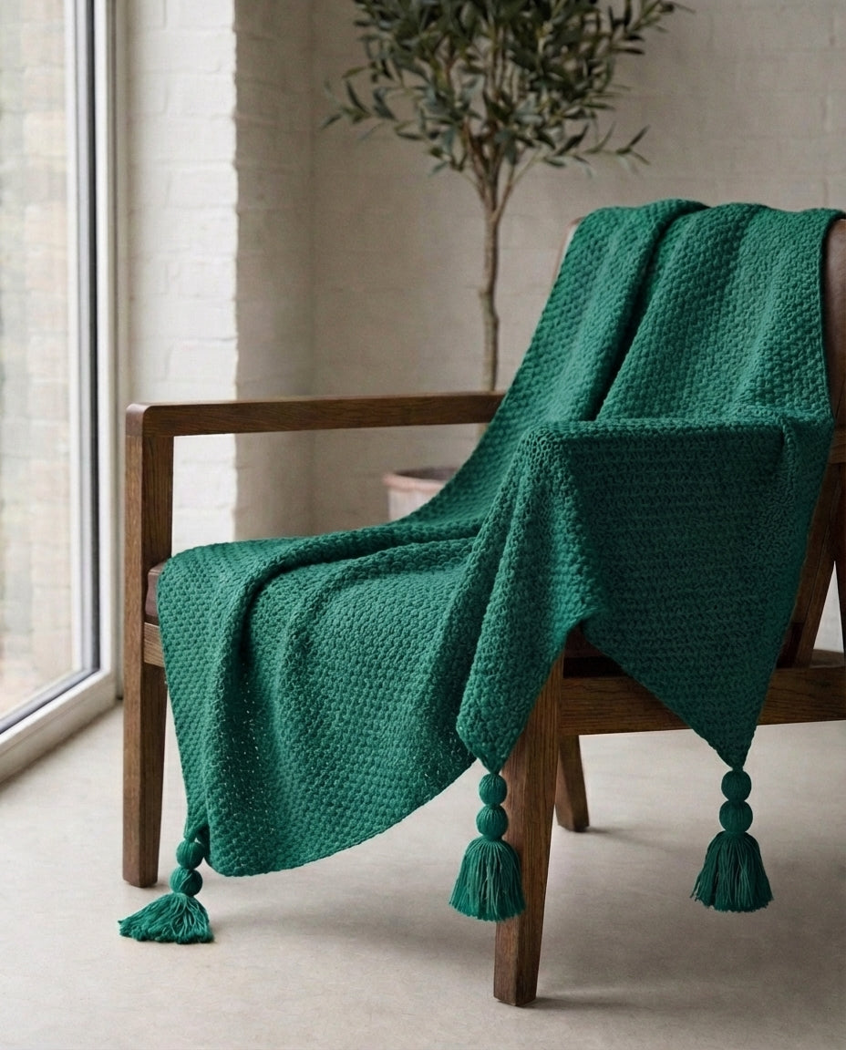 Stickad ullpläd med tofsar | Nordic Warmth