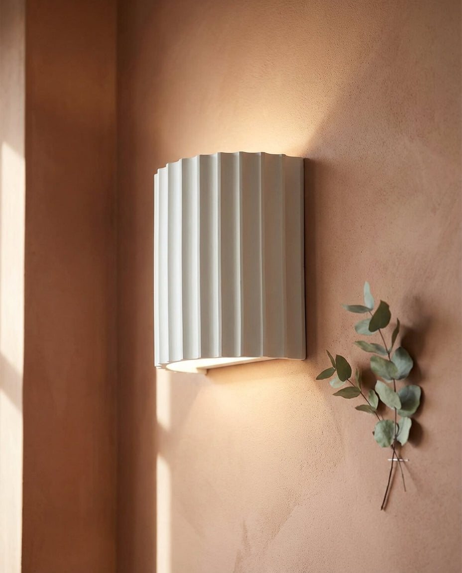 Vägglampa i harts | Modern skulpterad belysning