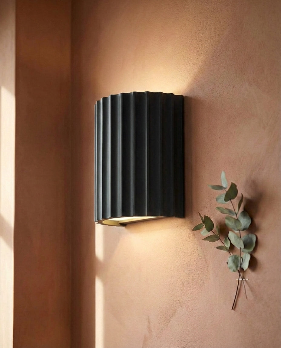 Vägglampa i harts | Modern skulpterad belysning