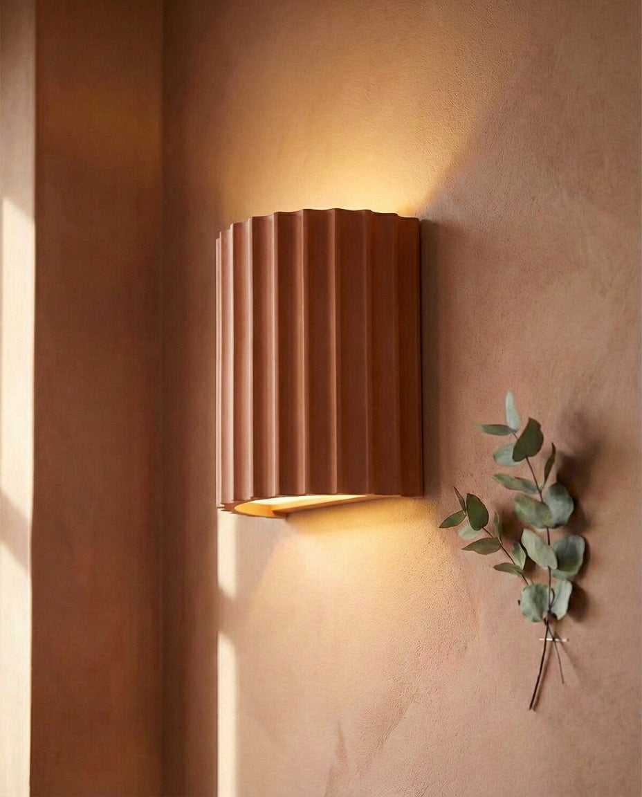Vägglampa i harts | Modern skulpterad belysning