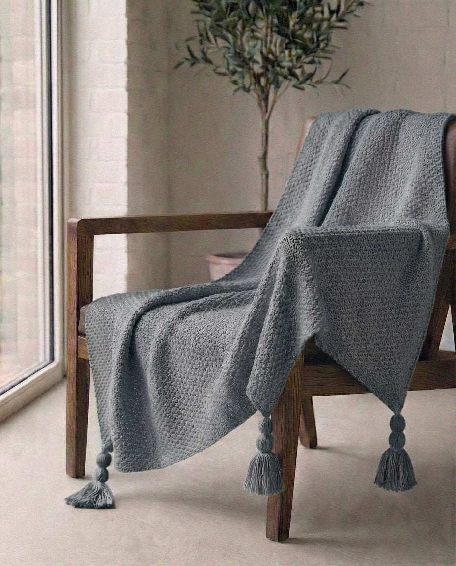 Stickad ullpläd med tofsar | Nordic Warmth