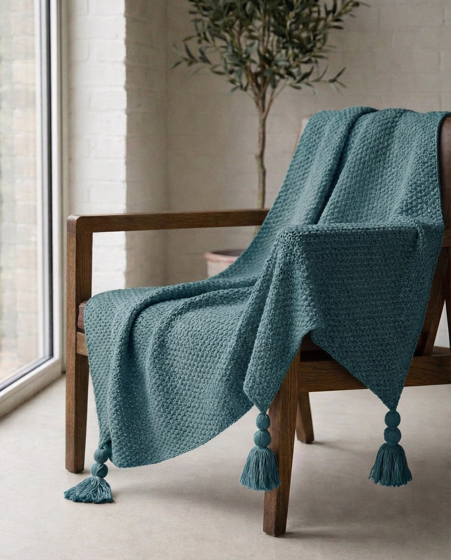 Stickad ullpläd med tofsar | Nordic Warmth