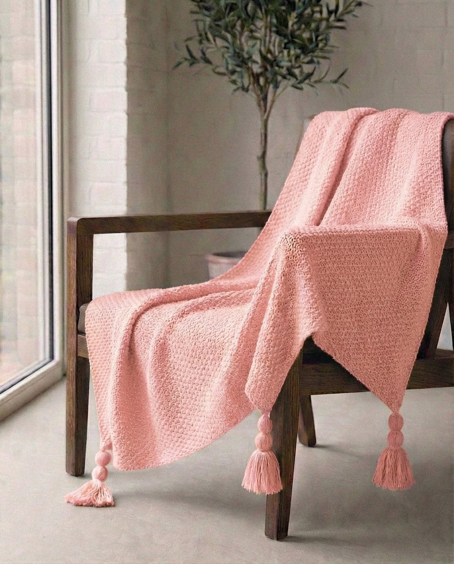 Stickad ullpläd med tofsar | Nordic Warmth