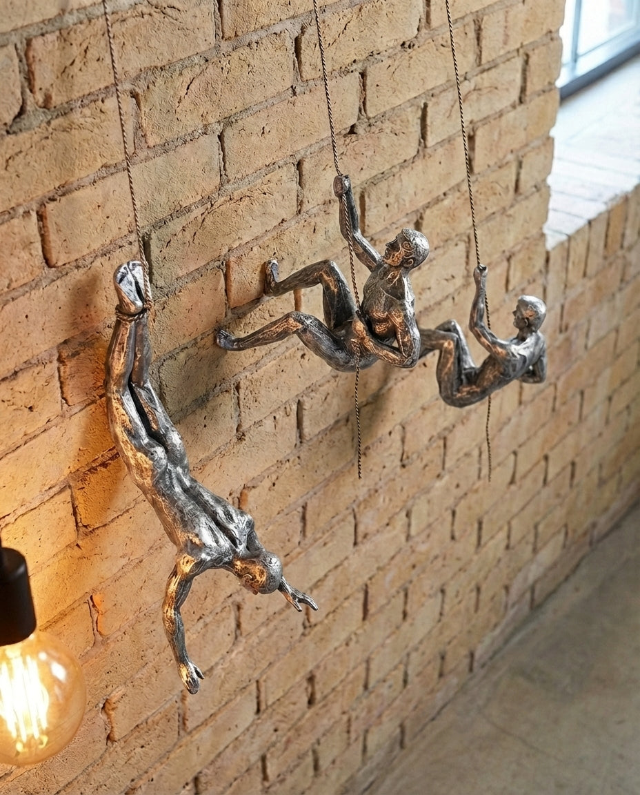 Klättrande figur väggkonst – 3-delad resinsskulptur set