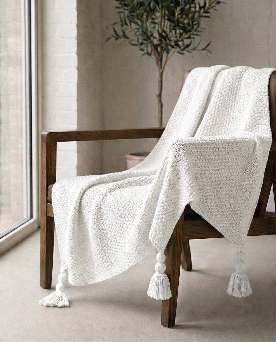 Stickad ullpläd med tofsar | Nordic Warmth