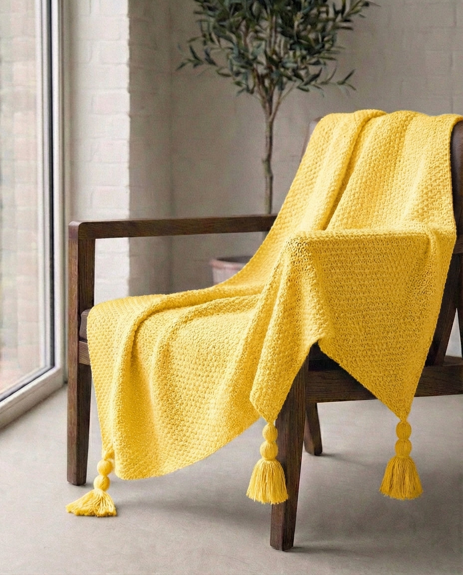 Stickad ullpläd med tofsar | Nordic Warmth